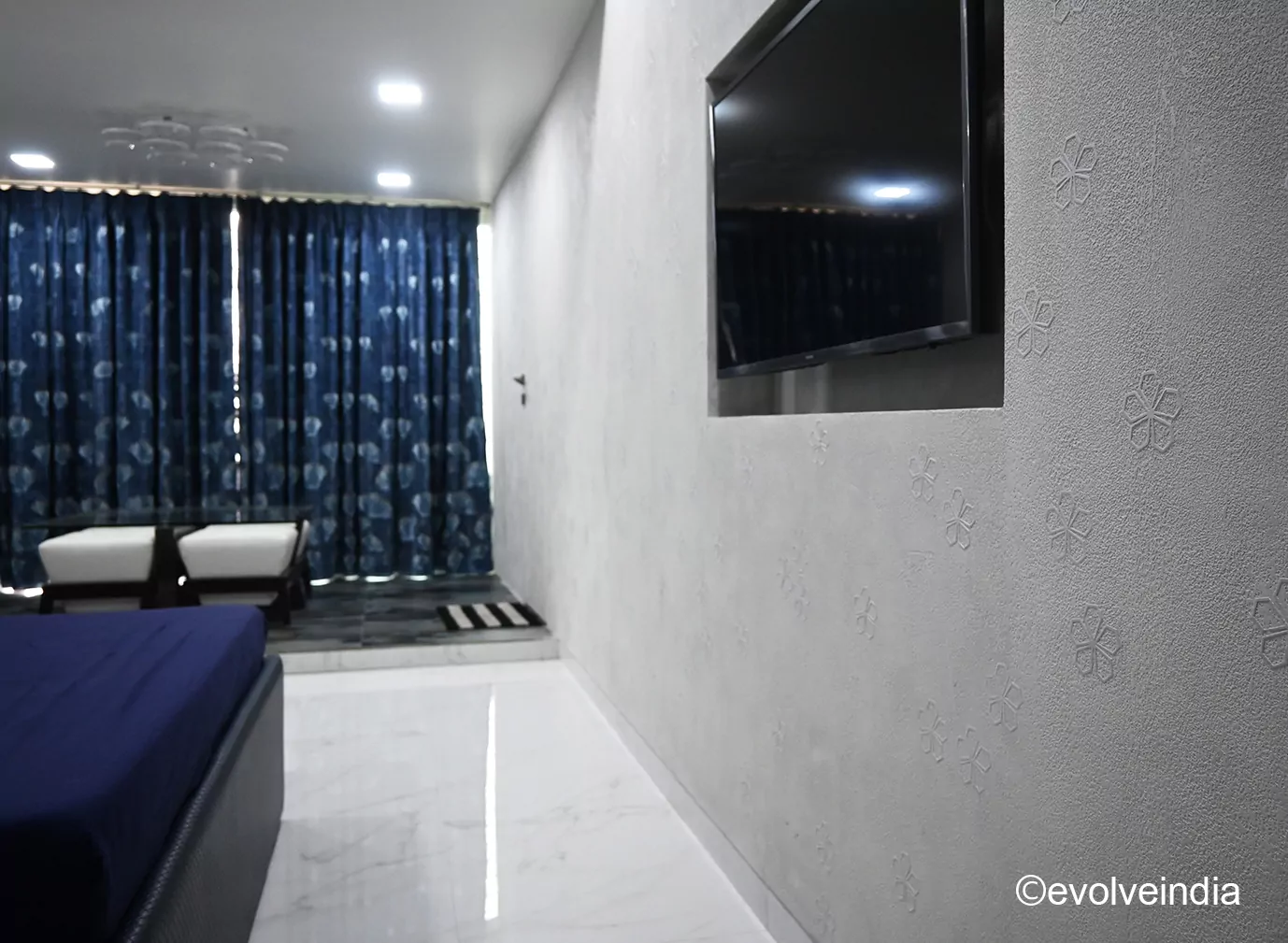 Seamless wall designed using aquilone decorative concrete finish by Evolve India